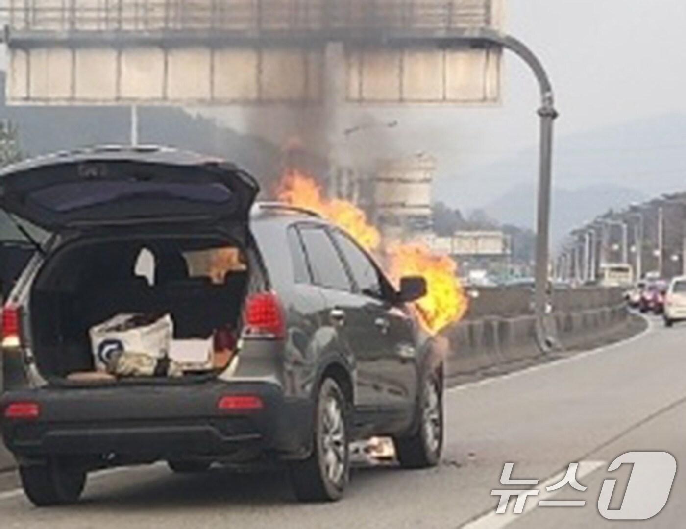 본문 이미지 - 24일 오후 5시 28분쯤 광주 남구 노대동 제2순환도로에서 주행하던 SUV에 불이 난 모습.(독자제공. 재판매 및 DB금지) 