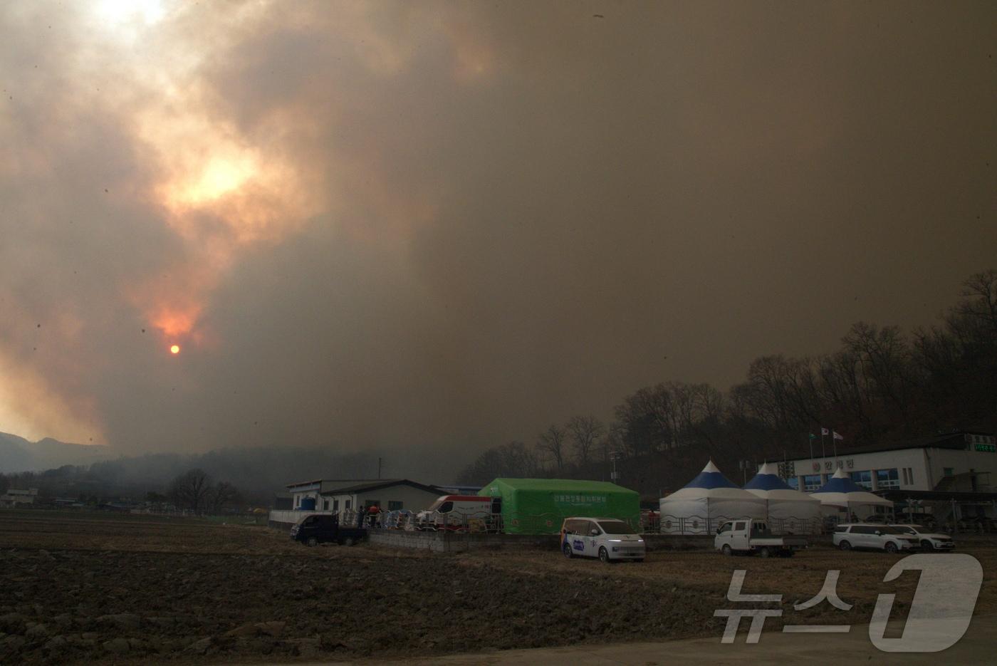 본문 이미지 - 24일 경북 의성군 산불이 산불 지휘본부가 있는 안평면 사무소 코 앞까지 다가오자 산림청 등 산불진화본부가 안전한 곳으로 이동하기 위해 철수를 서두르고 있다.  2025.3.24/뉴스1 신성훈 기자 