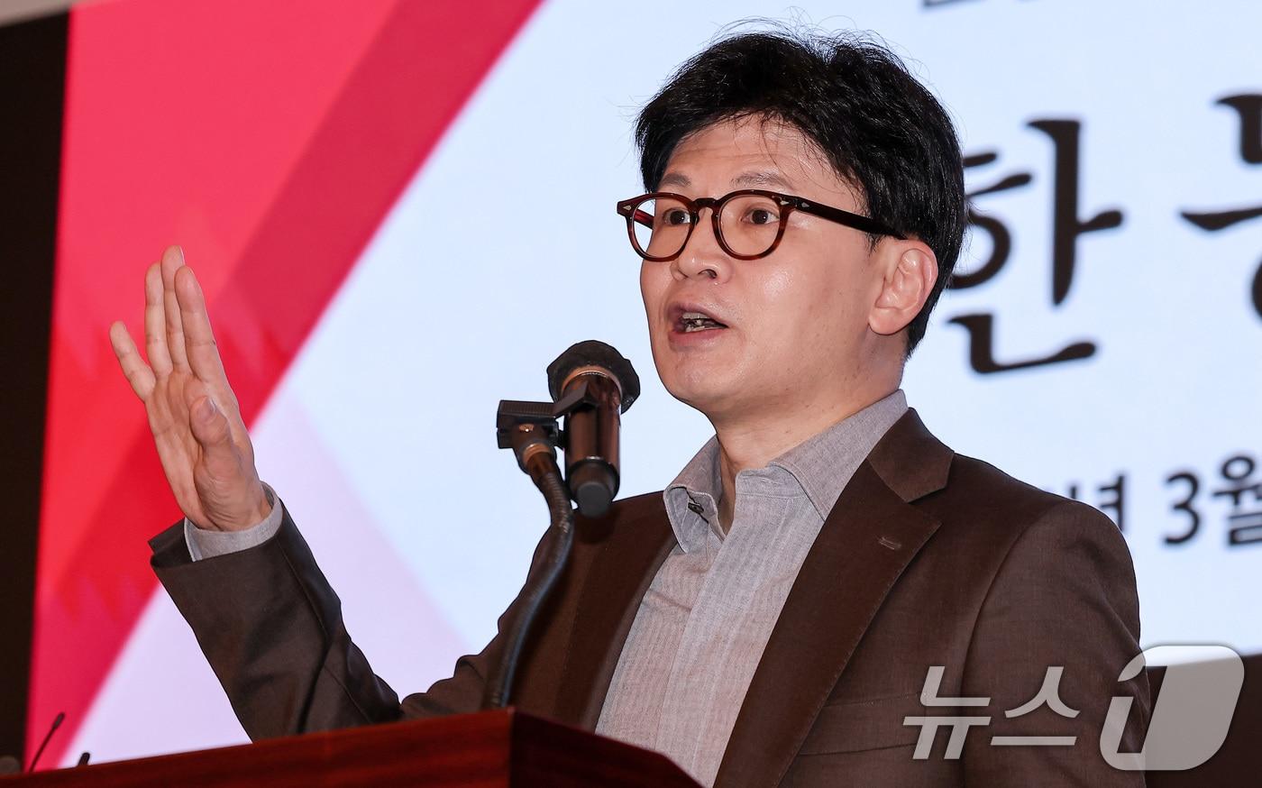 한동훈 국민의힘 전 대표가 24일 서울 중구 웨스틴조선호텔에서 열린 산학연 포럼에서 'AX 시대를 위한 정치' 주제로 강연을 하고 있다. 2025.3.24/뉴스1 ⓒ News1 김성진 기자