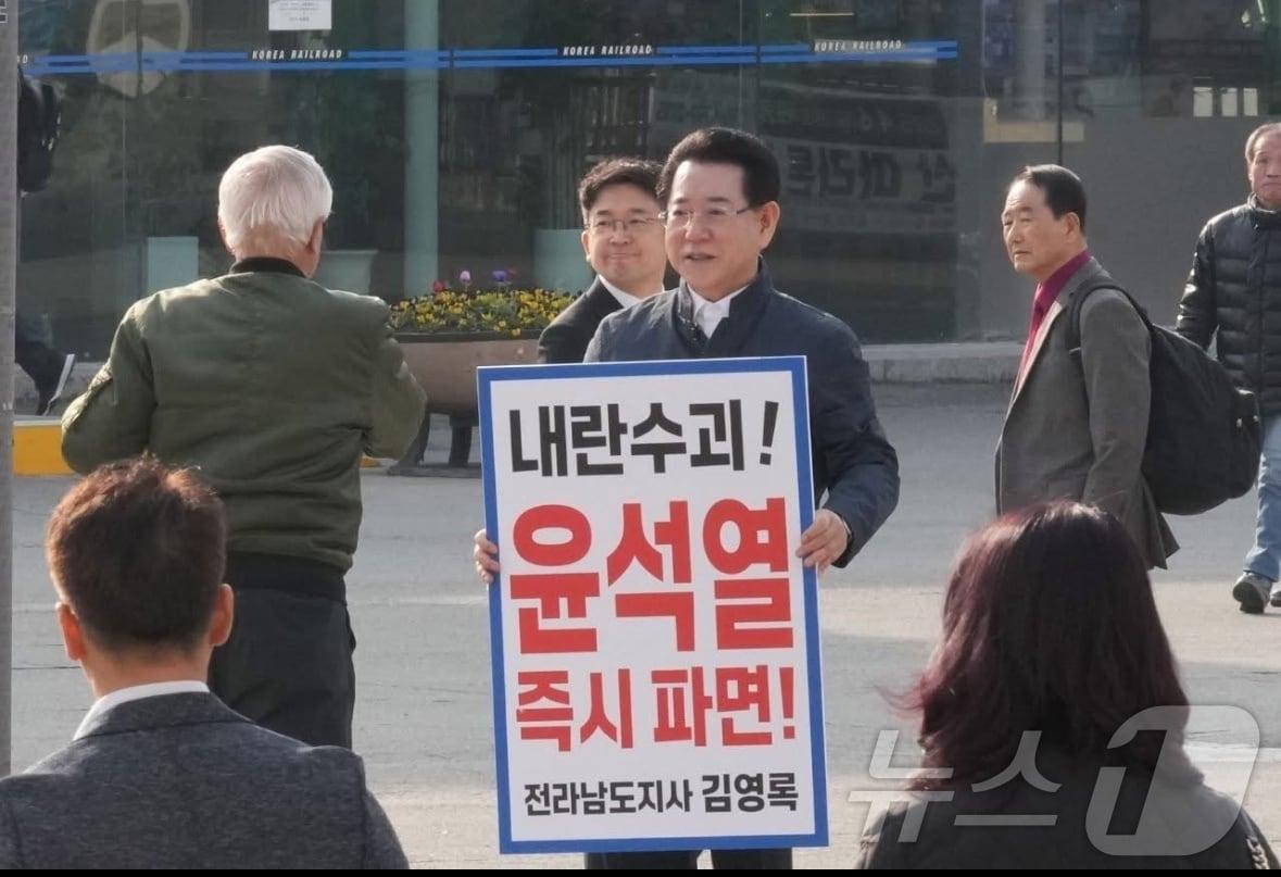 본문 이미지 - 김영록 전남도지사가 24일 오전 목포역 광장에서 윤석열 대통령의 파면을 촉구하는 피켓 시위를 하고 있다. &#40;김 지사 SNS 갈무리. 재판매 및 DB 금지&#41;