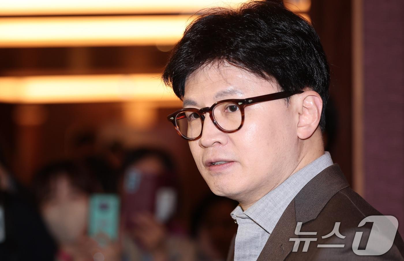 한동훈 국민의힘 전 대표가 24일 서울 중구 웨스틴조선호텔에서 열린 산학연 포럼에 강연자로 참석하며 취재진과 질의응답을 하고 있다. 2025.3.24/뉴스1 ⓒ News1 김성진 기자