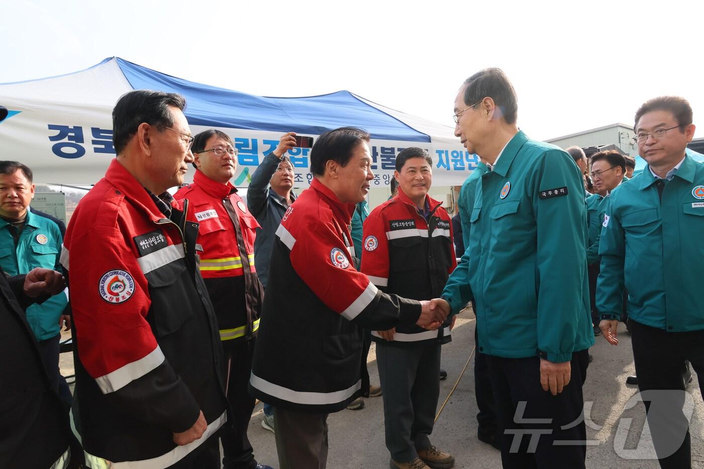 한덕수 대통령 권한대행 국무총리가 지난 3월 24일 오후 경북 의성군 산불현장통합지휘본부를 방문해 근무자들을 격려하고 있다. 오른쪽은 이철우 경북비사. (총리실 제공, 재판매 및 DB 금지) ⓒ 뉴스1