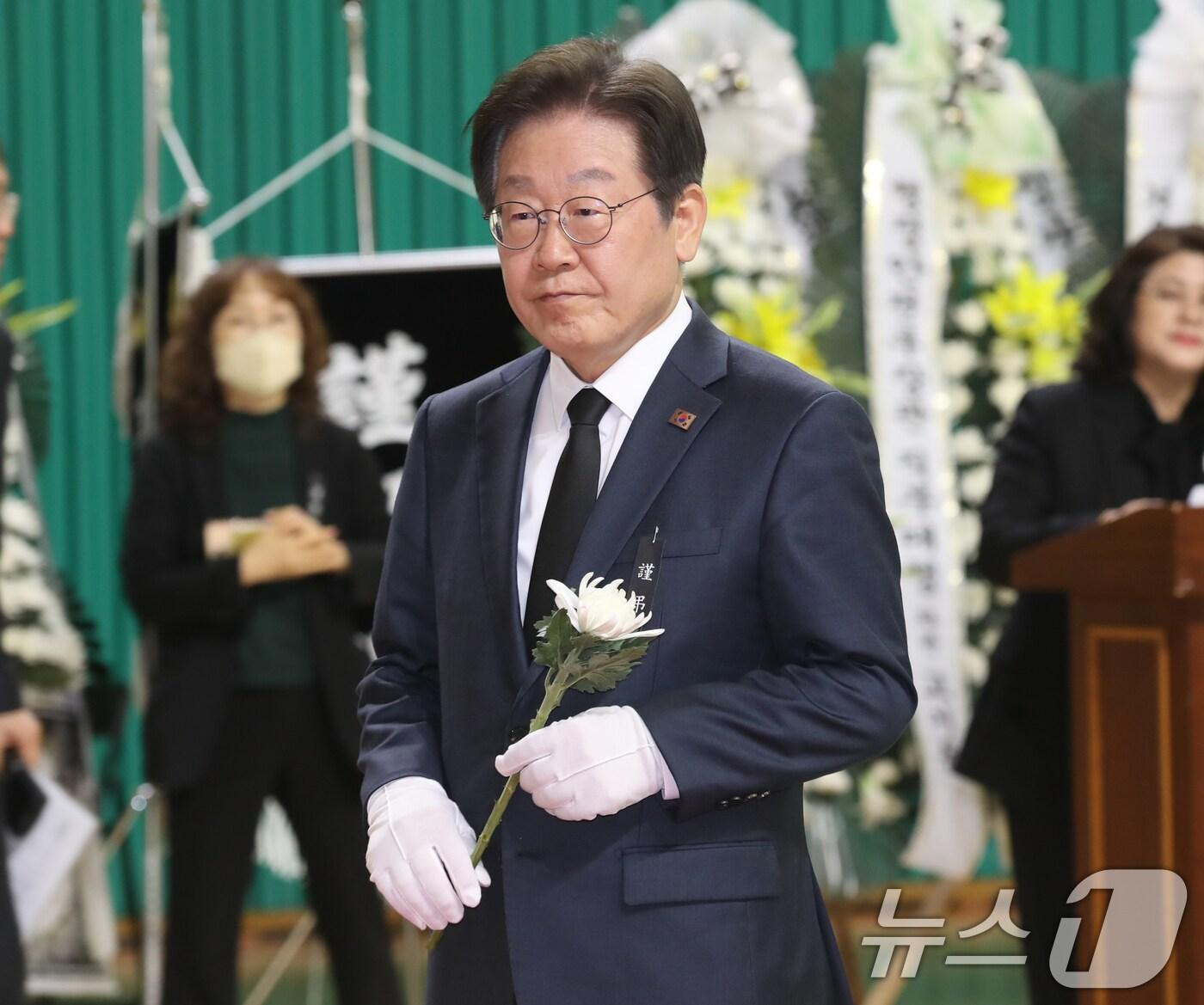 본문 이미지 - 이재명 더불어민주당 대표가 24일 오후 경남 창녕군 창녕군민체육관에 마련된 '산청군 산불 진화대 사고 희생자 합동분향소'를 찾아 헌화하고 있다. 2025.3.24/뉴스1 ⓒ News1 윤일지 기자