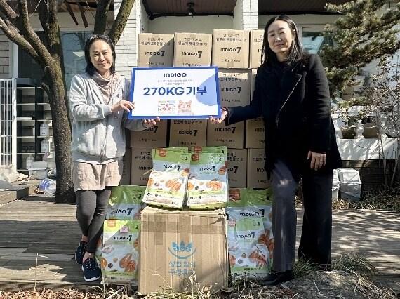 본문 이미지 - 오에스피가 자사 브랜드 유기농 펫푸드 '인디고'를 동물보호단체에 기부했다고 밝혔다. (오에스피 제공) ⓒ 뉴스1