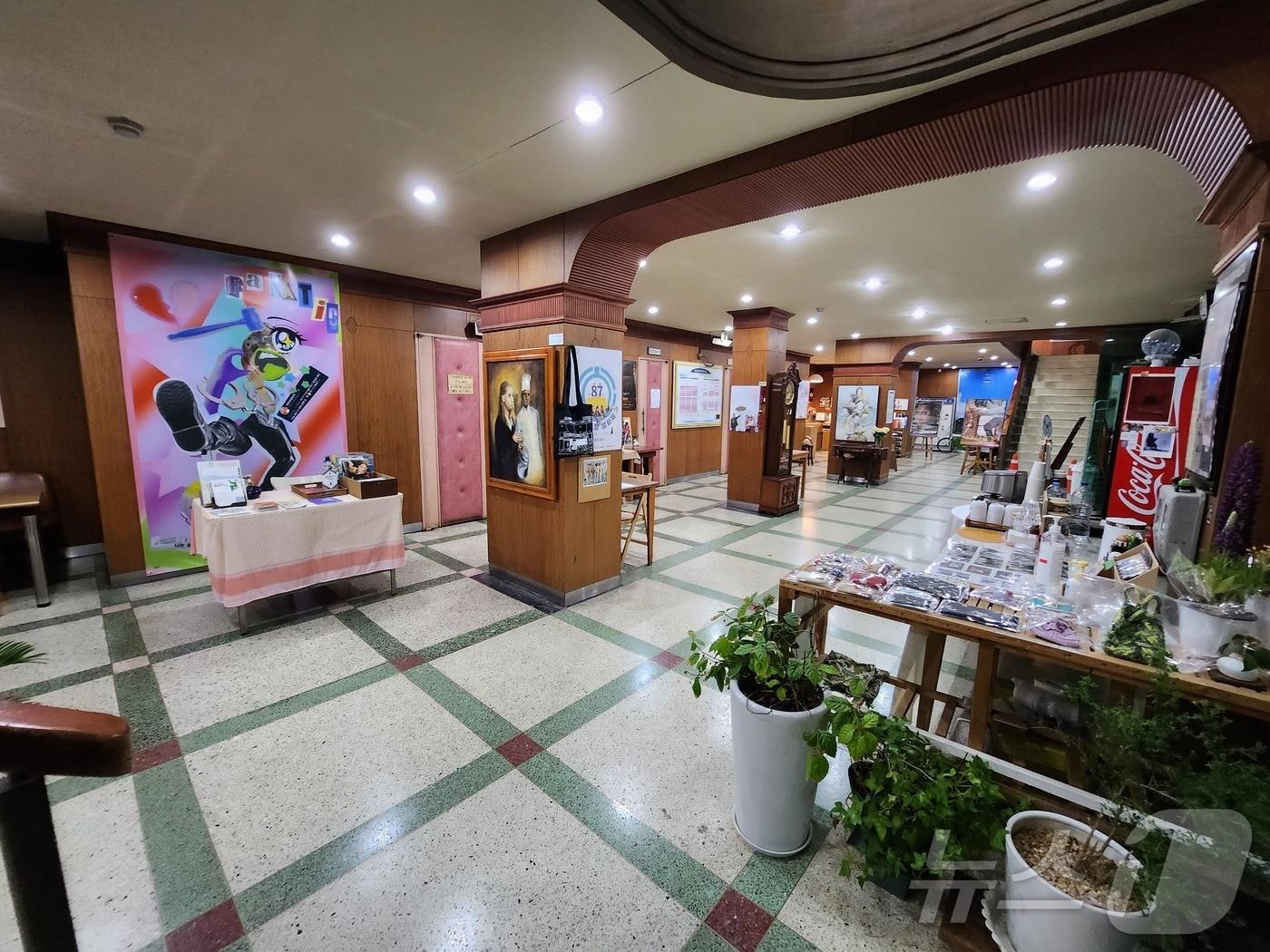 본문 이미지 - 광주 동구 충장로에 위치한 국내에서 가장 오래된 단관극장인 '광주극장'. 최근 넷플릭스 인기 드라마 '폭싹 속았수다'에서 금명(아이유)이 매표 아르바이트를 하는 '깐느극장' 내부로 등장했다. (광주 동구 제공. 재판매 및 DB 금지)