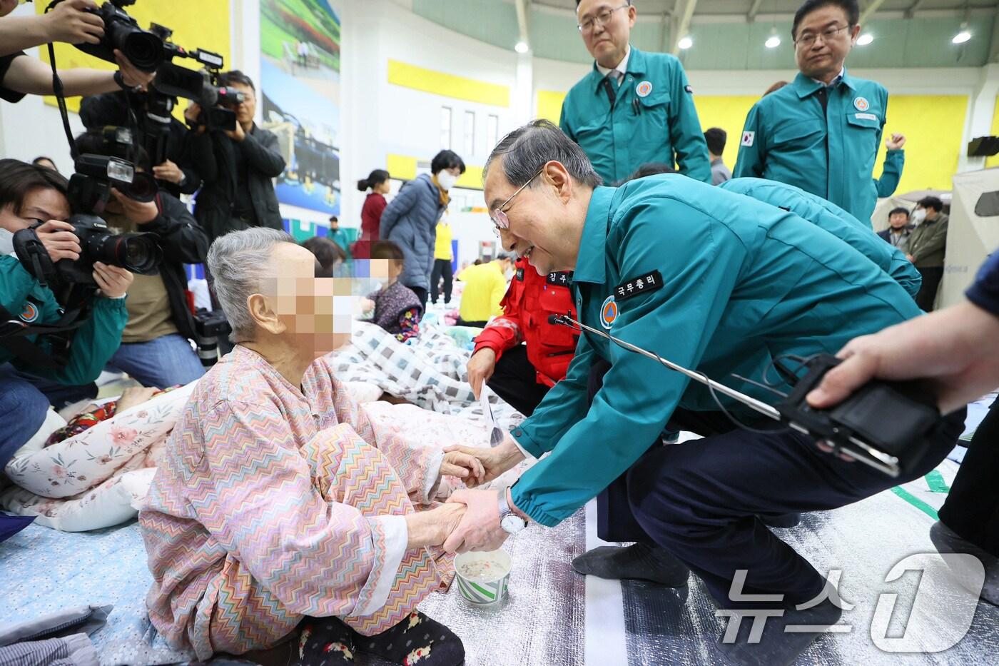 헌법재판소 기각 결정으로 직무에 복귀한 한덕수 대통령 권한대행 국무총리가 24일 오후 경북 의성군 의성체육관에 마련된 주민대피소를 방문, 대피 주민들을 위로하고 있다. (총리실 제공, 재판매 및 DB 금지) 2025.3.24/뉴스1 ⓒ News1 임세영 기자