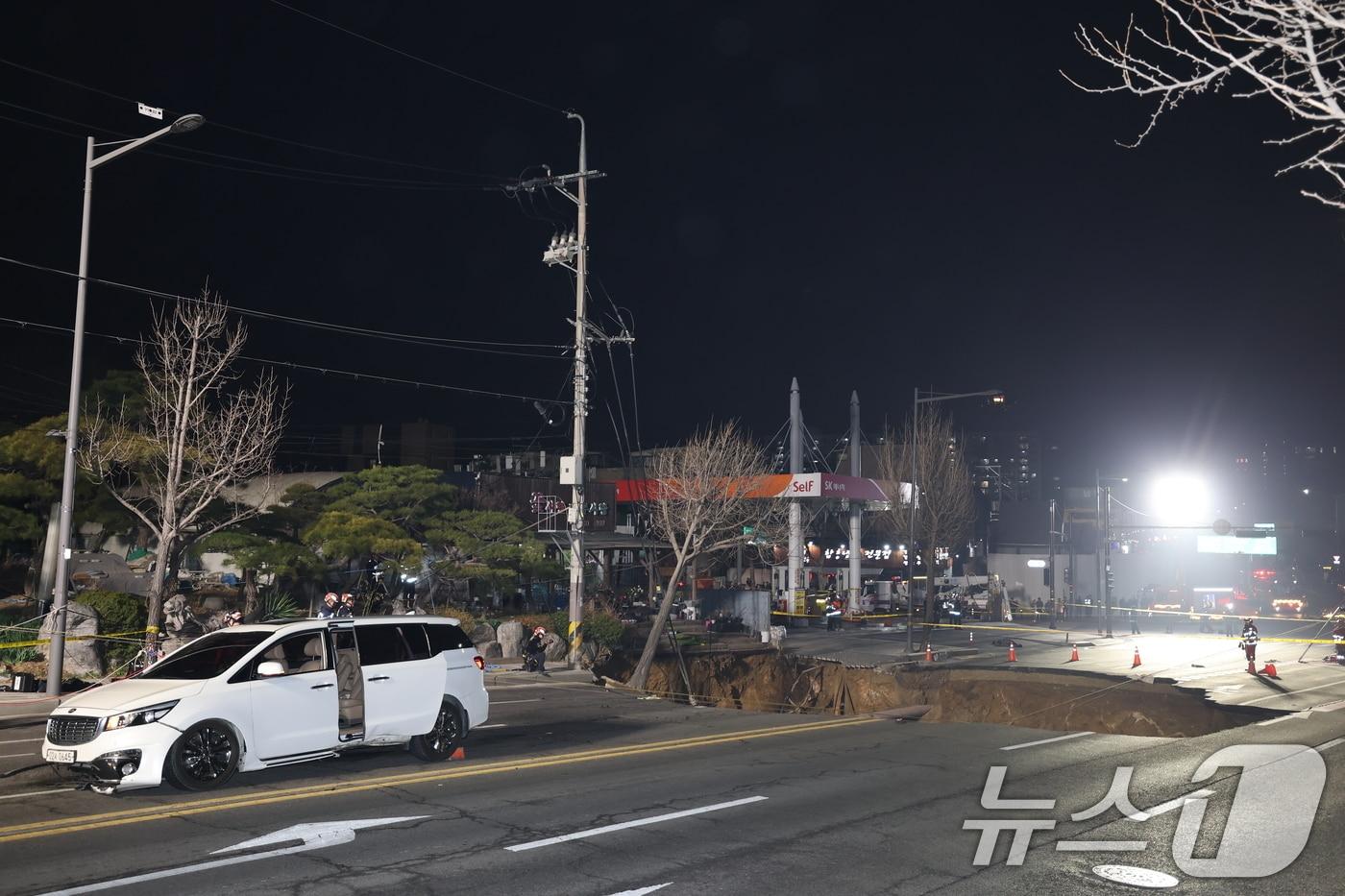 24일 오후 서울 강동구 대명초등학교 인근 사거리에서 싱크홀(땅꺼짐) 사고가 발생해 현장이 통제되고 있다. 2025.3.24/뉴스1 ⓒ News1 이승배 기자