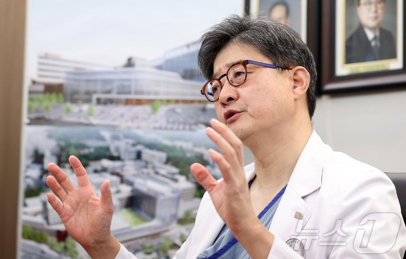 한승범 고려대안암병원장이 24일 서울 성북구 고대안암병원에서 뉴스1과 인터뷰를 하고 있다. ⓒ News1 김성진 기자