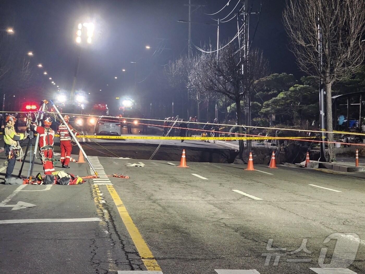 본문 이미지 - 24일 오후 6시 30분쯤 서울시 강동구 명일동에서 발생한 싱크홀. 2025.03.24/ⓒ 뉴스1 권진영 기자