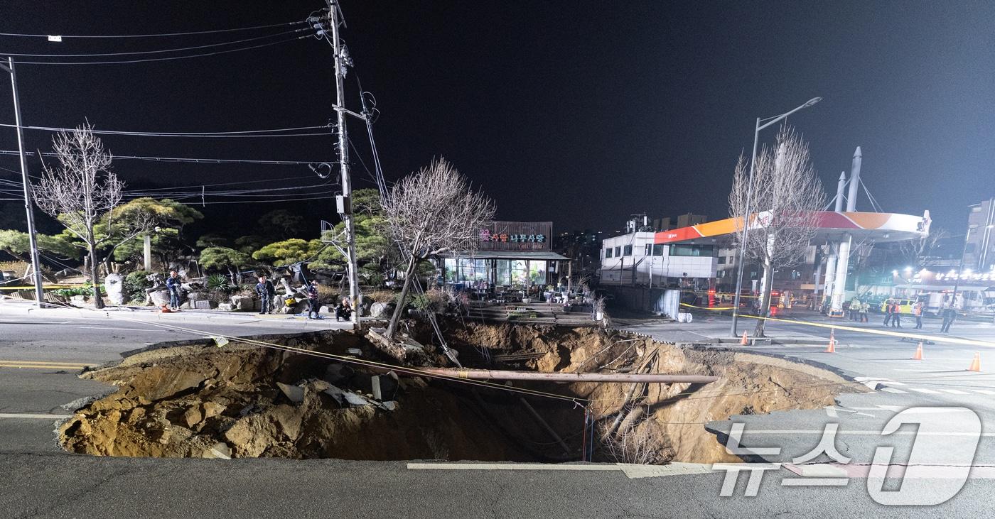 24일 오후 서울 강동구 대명초등학교 인근 사거리에서 싱크홀(땅 꺼짐) 사고가 발생해 현장이 통제되고 있다. 2025.3.24/뉴스1 ⓒ News1 이승배 기자