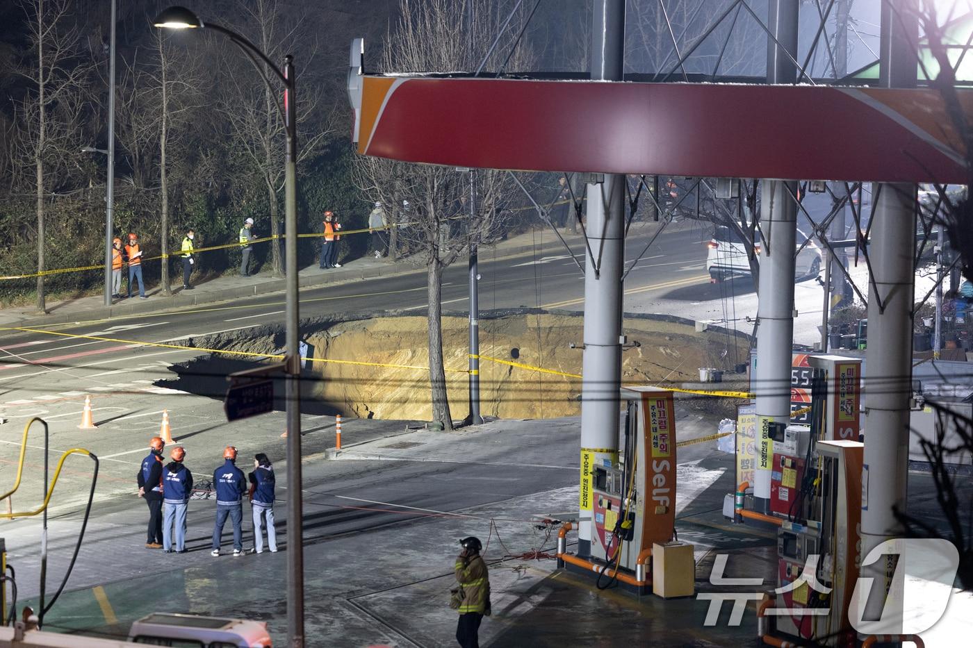 24일 오후 서울 강동구 대명초등학교 인근 사거리에서 싱크홀(땅 꺼짐) 사고가 발생해 현장이 통제되고 있다. 2025.3.24/뉴스1 ⓒ News1 이승배 기자