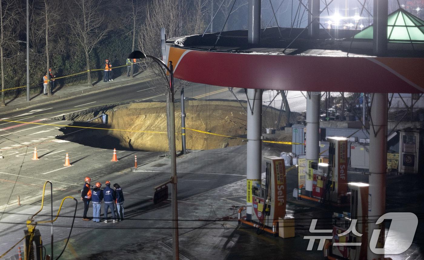 24일 오후 서울 강동구 대명초등학교 인근 사거리에서 싱크홀&#40;땅 꺼짐&#41; 사고가 발생해 현장이 통제되고 있다. 2025.3.24/뉴스1 ⓒ News1 이승배 기자