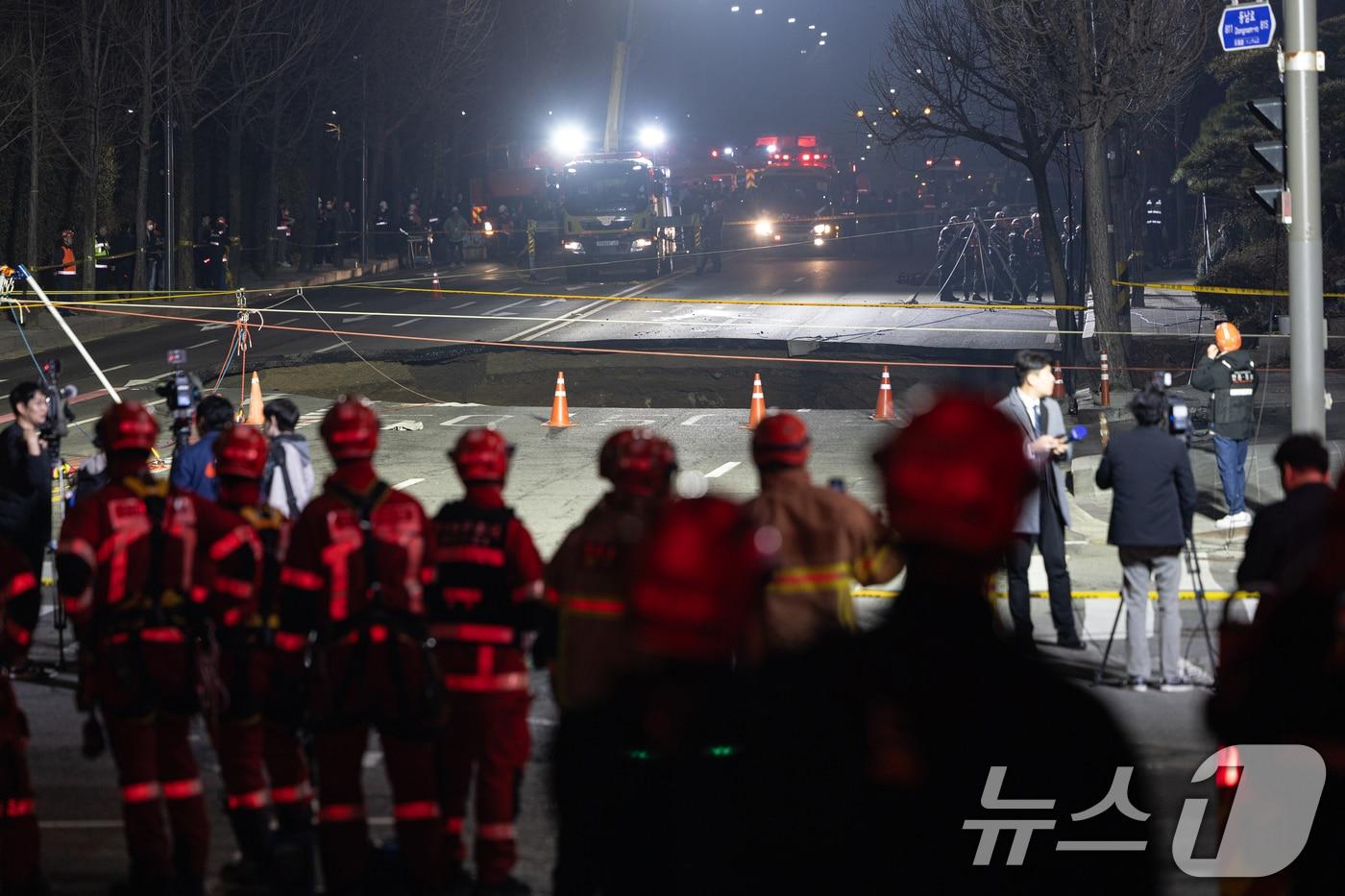 24일 오후 서울 강동구 대명초등학교 인근 사거리에서 싱크홀(땅 꺼짐) 사고가 발생해 현장이 통제되고 있다. 2025.3.24/뉴스1 ⓒ News1 이승배 기자