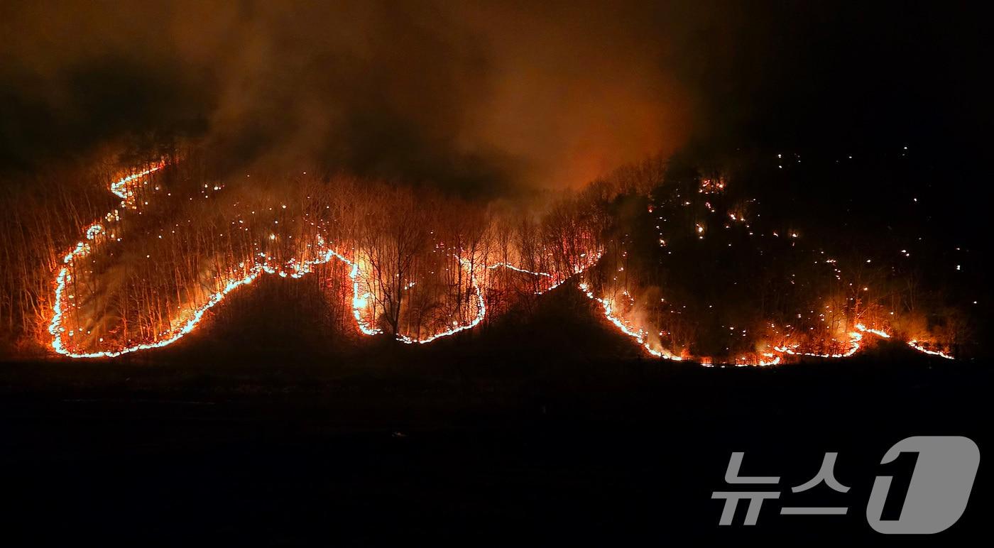 의성 산불 사흘째인 24일 오후 어둠이 짙게 내린 경상 의성군 옥산면 신계리 야산에 산불이 확산하고 있다. 2025.3.24/뉴스1 ⓒ News1 공정식 기자