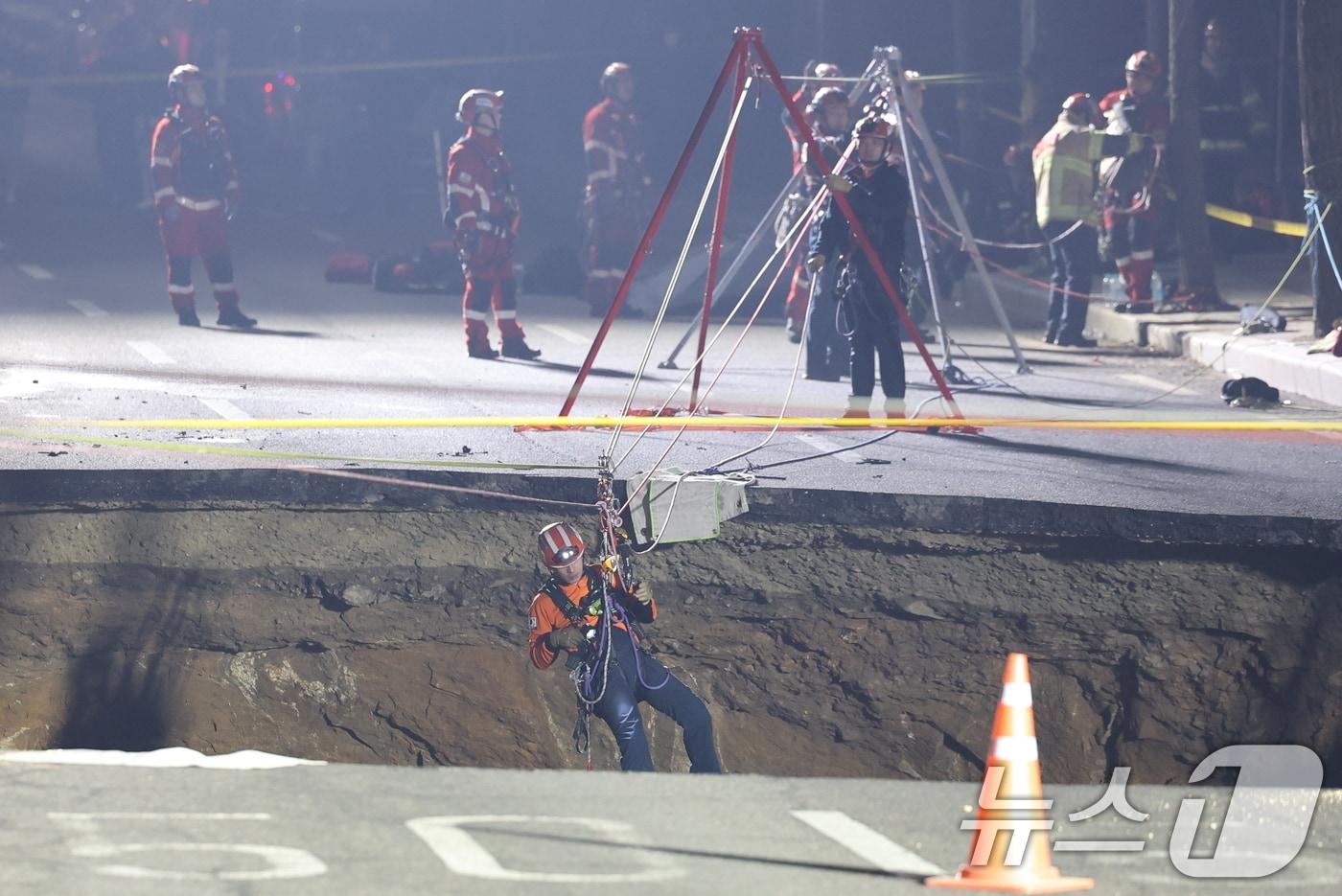 24일 오후 서울 강동구 대명초등학교 인근 사거리에서 싱크홀(땅 꺼짐) 사고가 발생해 구조대가 매몰자 수색에 나서고 있다. 현재 싱크홀 아래에는 오토바이 탑승자 1명이 매몰돼 있는 것으로 알려졌다. 2025.3.24/뉴스1 ⓒ News1 이승배 기자