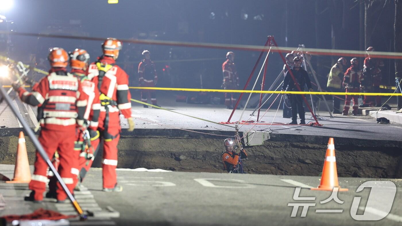서울 강동구 대명초등학교 인근 사거리에서 싱크홀(땅 꺼짐) 사고가 발생해 구조대가 매몰자 수색에 나서고 있다. 2025.3.24/뉴스1 ⓒ News1 이승배 기자