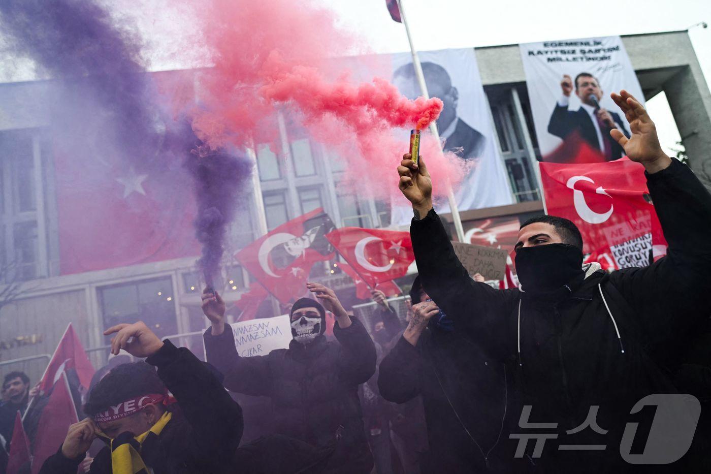 24일&#40;현지시간&#41; 튀르키예 이스탄불 시청 인근에서 반&#40;反&#41;정부 시위가 벌어졌다. 튀르키예 전역에서 일어난 반정부 시위로 약 1100명이 체포됐다. 25.03.24 ⓒ AFP=뉴스1 ⓒ News1 김예슬 기자