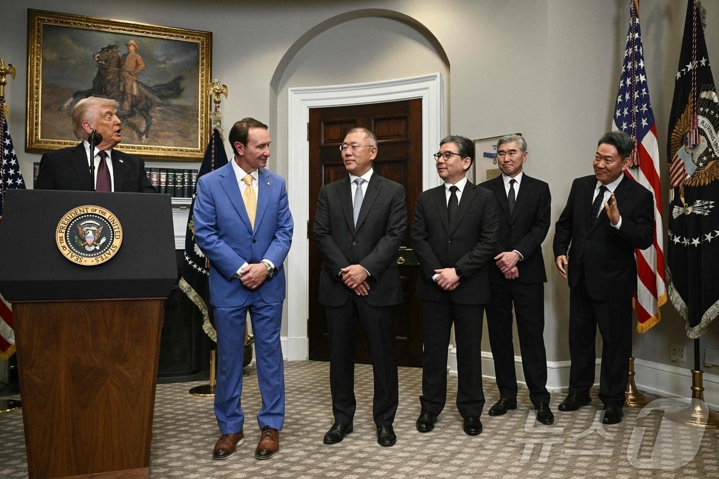 본문 이미지 - 도널드 트럼프 미국 대통령이 24일(현지시간) 워싱턴DC 백악관에서 현대차그룹의 210억 달러 규모의 투자계획을 발표하며 정의선 현대차그룹 회장을 소개하고 있다. ⓒ AFP=뉴스1 ⓒ News1 류정민 특파원