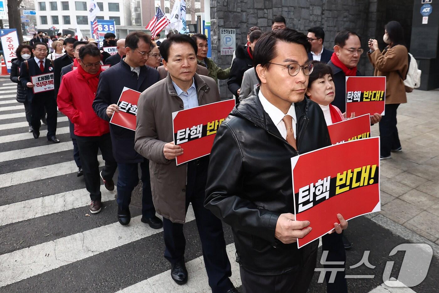 국민의힘 기독인회 회장인 윤상현 의원과 조배숙·성일종 의원 등이 25일 오전 서울 종로구 안국역 인근에서 '윤석열 대통령 탄핵 각하 기원 인간띠 잇기 기도 행진'을 하고 있다. 2025.3.25/뉴스1 ⓒ News1 김민지 기자