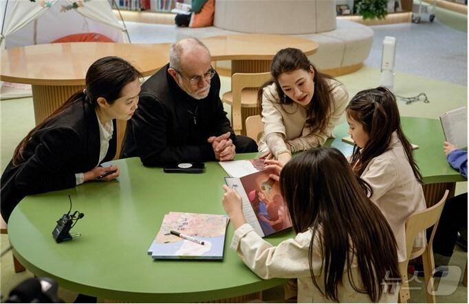 본문 이미지 - 카를로스 모레노 교수가 23일 부산시청 들락날락에서 아이들과 대화하고 있다.(부산시청 제공. 재판맴 및 DB 금지)