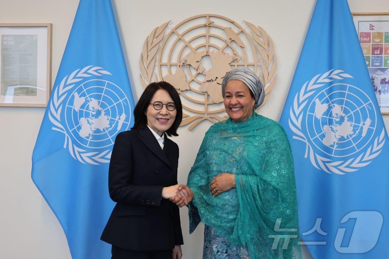 본문 이미지 - 강인선 외교부 2차관이 24일&#40;현지시간&#41; 아미나 모하메드 유엔 사무부총장을 면담했다. 2025.03.24. &#40;외교부 제공&#41; 