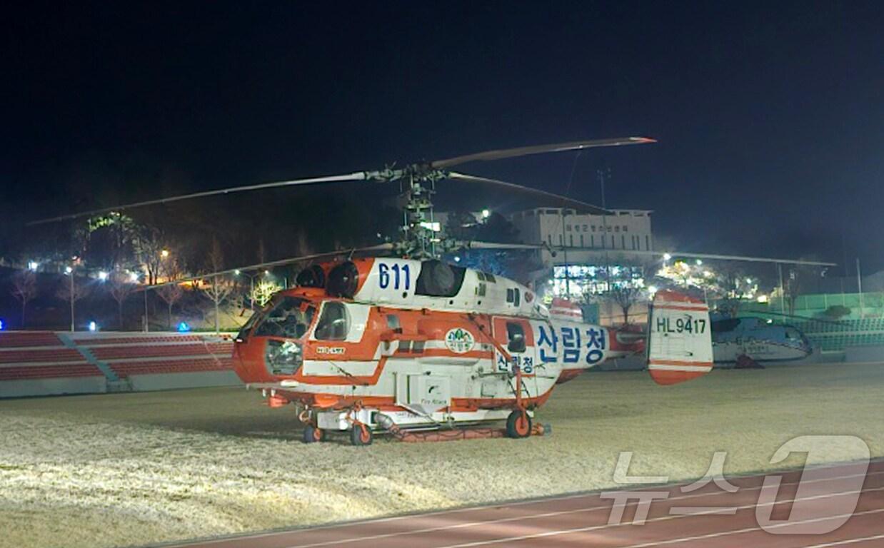 본문 이미지 - 25일 오전 경북 의성군종합운동장에 산불 진화헬기가 출동을 준비하고 있다. 2025.3.25/뉴스1