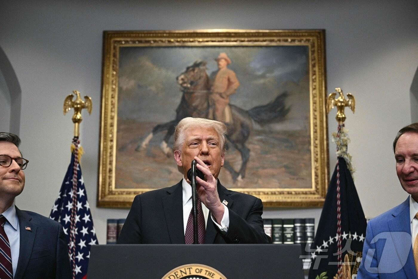 도널드 트럼프 미국 대통령이 24일(현지시간) 워싱턴 백악관에서 열린 투자 계획 발표 행사서 "상호 관세 발표에서 다수 국가가 일단 포함되지 않거나 해당 국가보다 관세율이 낮을 수 있다＂고 말하고 있다. 2025.03.25 ⓒ AFP=뉴스1 ⓒ News1 우동명 기자