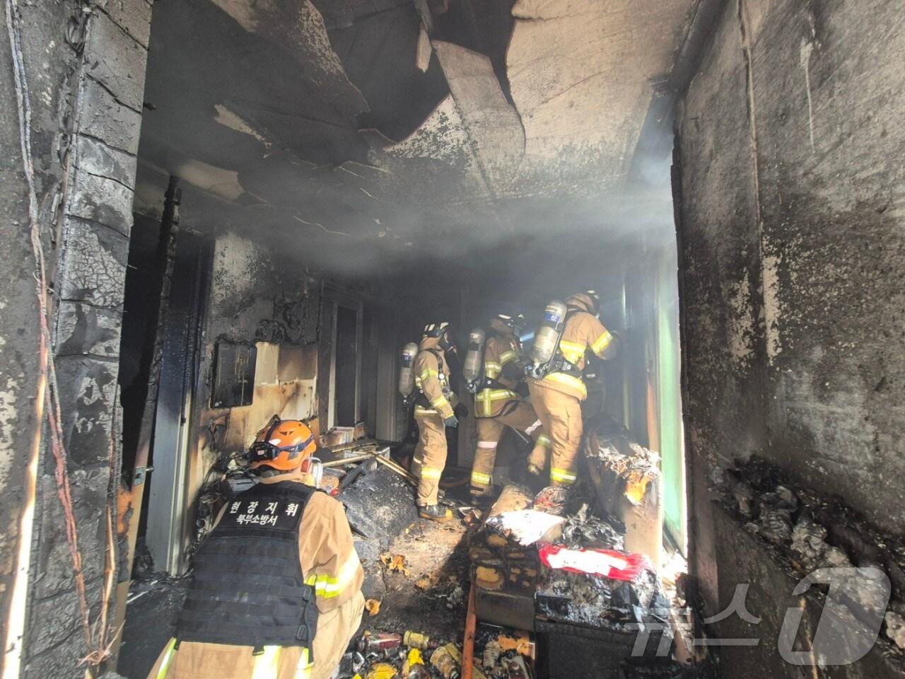 본문 이미지 - 지난 24일 오후 2시 14분쯤 광주 북구 두암동의 한 주택에서 불이 나 소방당국이 화재를 진화하고 있다.(광주 북부소방 제공. 재판매 및 DB 금지)