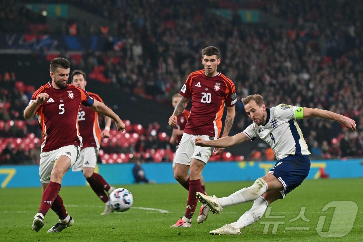 A매치 71호골을 넣은 해리 케인(오른쪽) ⓒ AFP=뉴스1