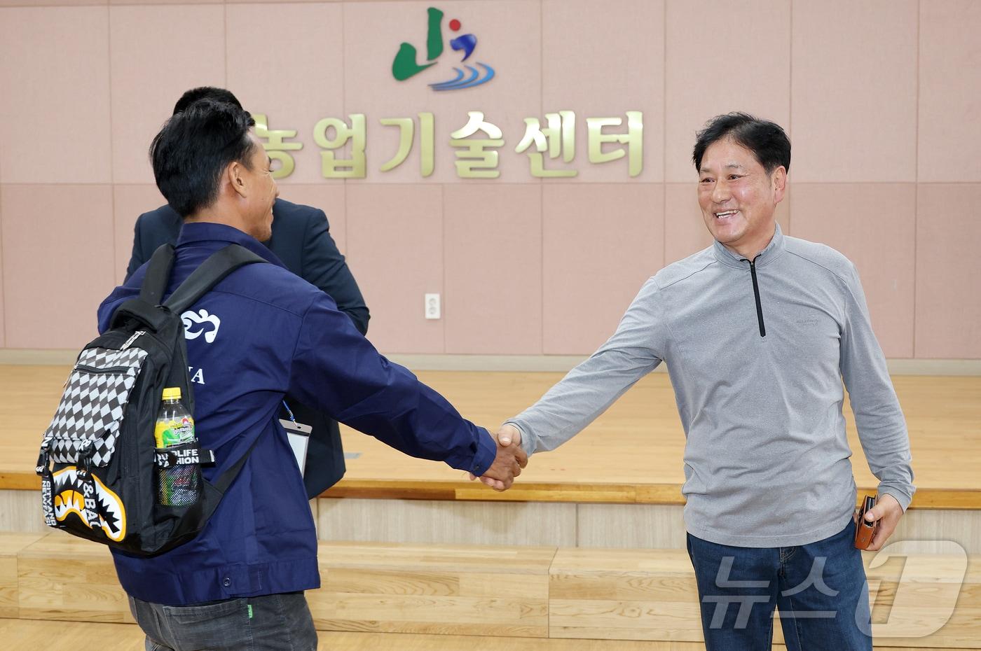 충북 괴산군에 입국한 캄보디아 외국인 계절 근로자가 농가주와 반가운 재회를 하고 있다.(괴산군 제공, 재판매 및 DB금지)/뉴스1