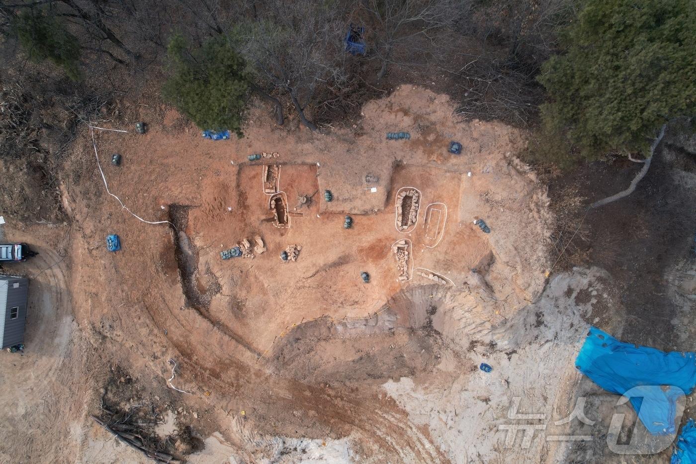 본문 이미지 -  국보 6호 탑평리칠층석탑 인근에서 백제시대의 고분 95기가 모습을 드러냈다. 사진은 발굴 현장.(충주시 제공. 재판매 및 DB금지)/뉴스1