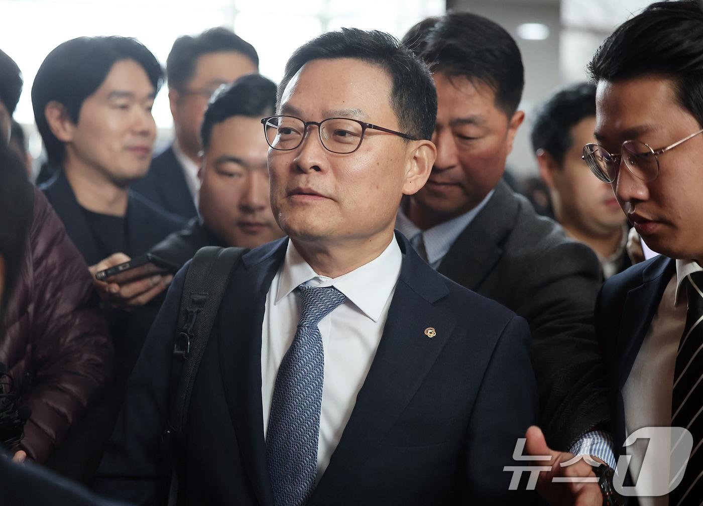 본문 이미지 - 손재일 한화에어로스페이스 사업부문 대표이사가 25일 경기 성남시 성남상공회의소에서 열린 제48기 정기 주주총회에 참석하고 있다. 앞서 한화에어로스페이스는 지난 20일 3조6000억원 대규모 유상증자 추진을 기습 발표하며 주가가 13% 급락했으나, 김동관 부회장 등의 자사주 매입(48억원) 발표로 일부 회복됐다. 2025.3.25/뉴스1 ⓒ News1 김진환 기자