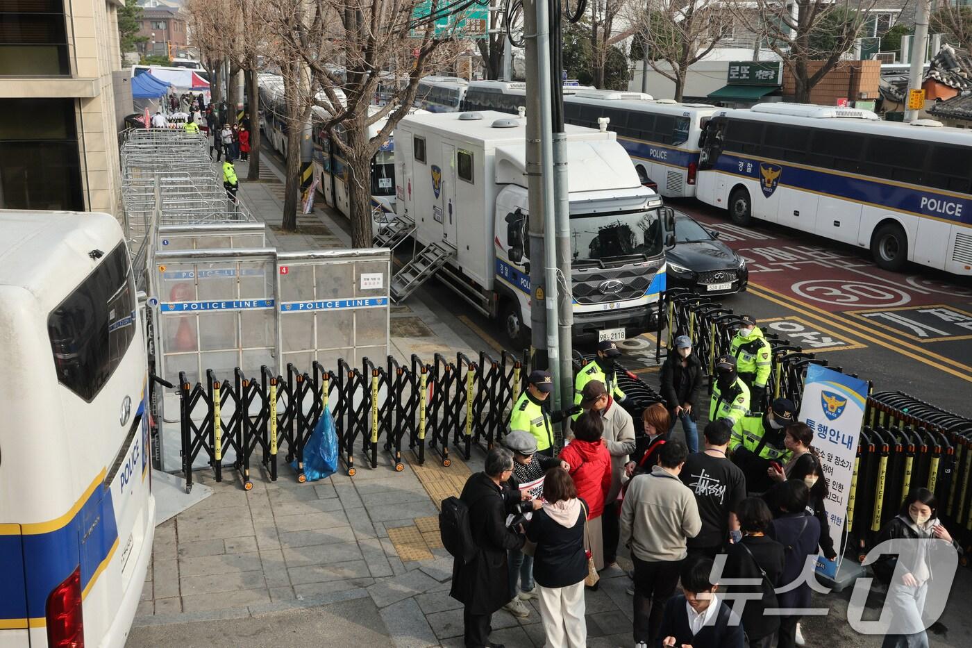 헌법재판소가 윤석열 대통령 탄핵 심판 변론을 종결한 지 한 달이 된 25일 서울 종로구 헌법재판소 앞이 통제되고 있다. 2025.3.25/뉴스1 ⓒ News1 신웅수 기자