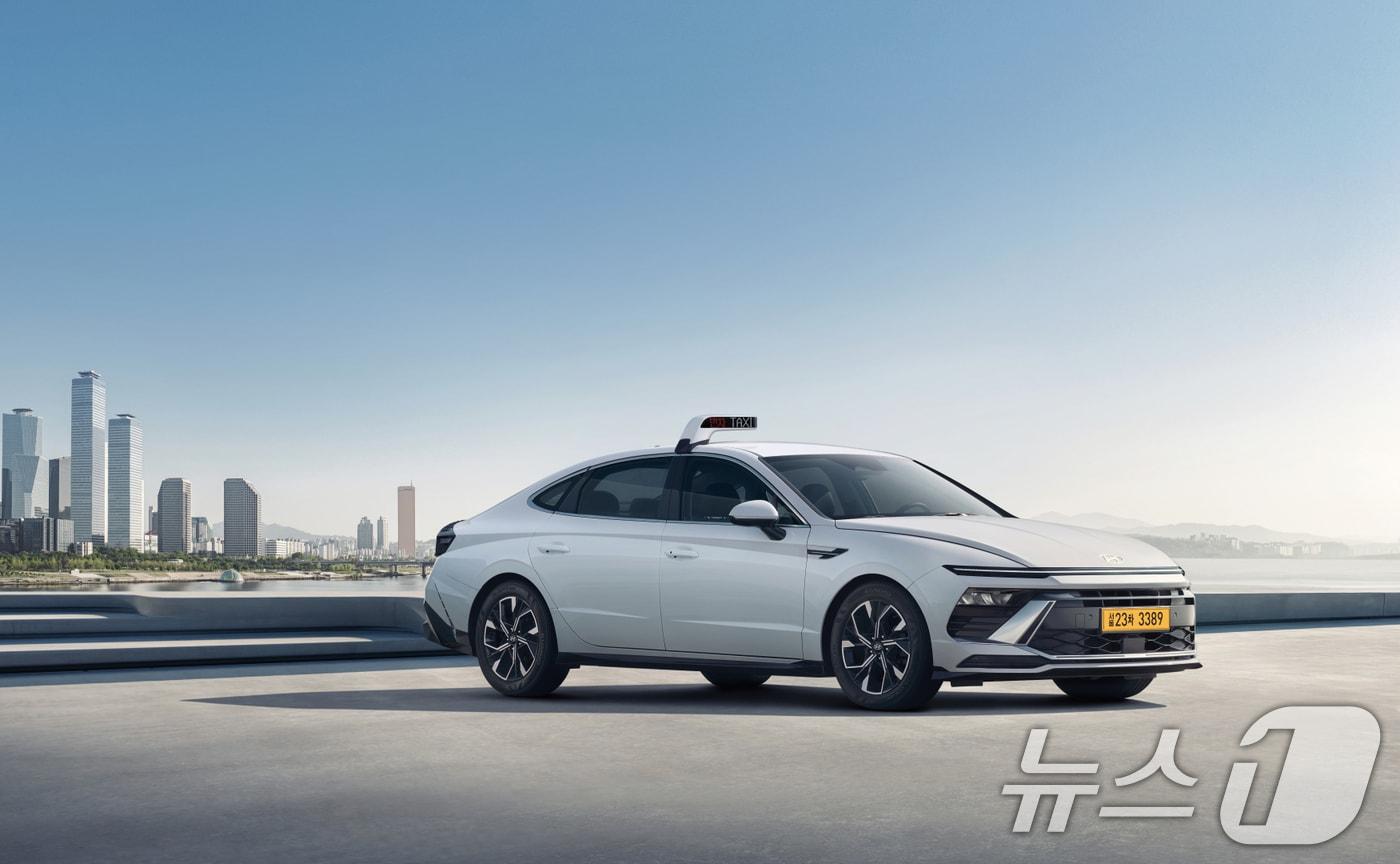 현대자동차가 25일 대표 중형 택시 모델 ‘2025 쏘나타 택시’를 출시하고 본격적인 판매를 시작한다고 밝혔다. 사진은 2025 쏘나타 택시 외장. (현대차 제공. 재판매 및 DB 금지)2025.3.25/뉴스1