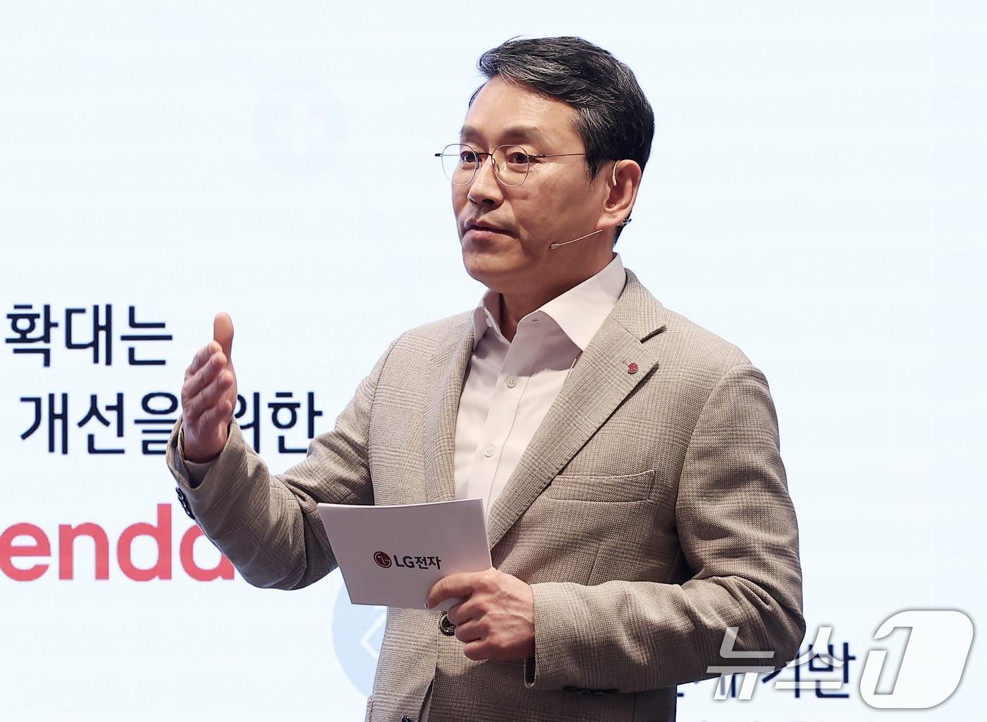본문 이미지 - 조주완 LG전자 대표이사 사장이 25일 오전 서울 영등포구 여의도동 LG 트윈타워에서 열린 제23기 정기 주주총회에서 사업 계획을 발표하고 있다. 2025.3.25/뉴스1 ⓒ News1 김성진 기자