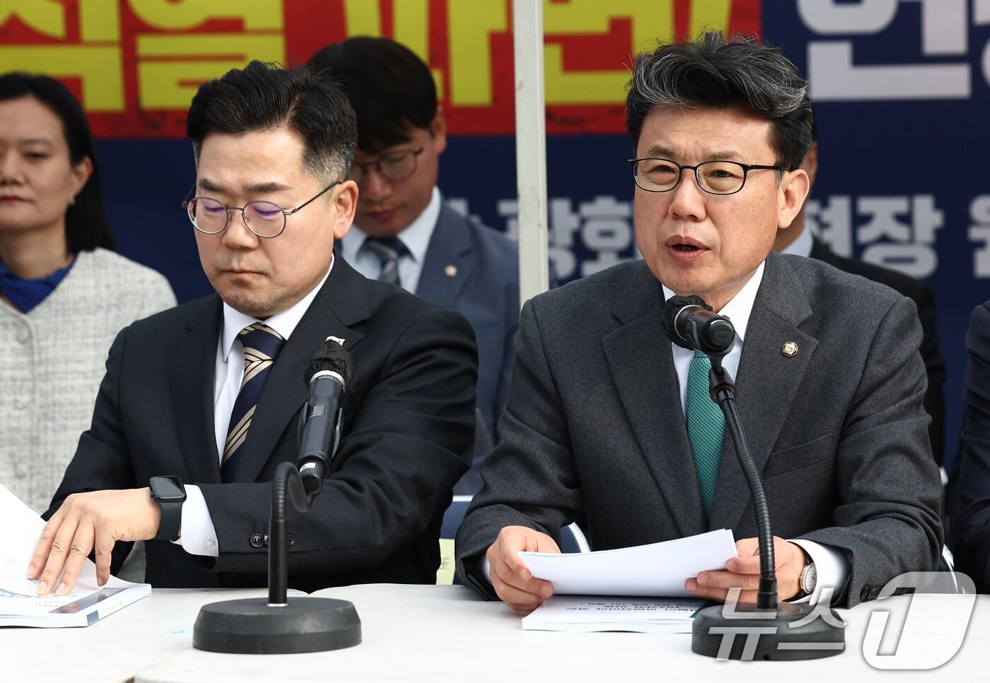 진성준 더불어민주당 정책위의장이 25일 오전 서울 경복궁 인근 민주당 천막당사에서 열린 원내대책회의에서 발언하고 있다. 왼쪽은 박찬대 원내대표. 2025.3.25/뉴스1 ⓒ News1 김민지 기자