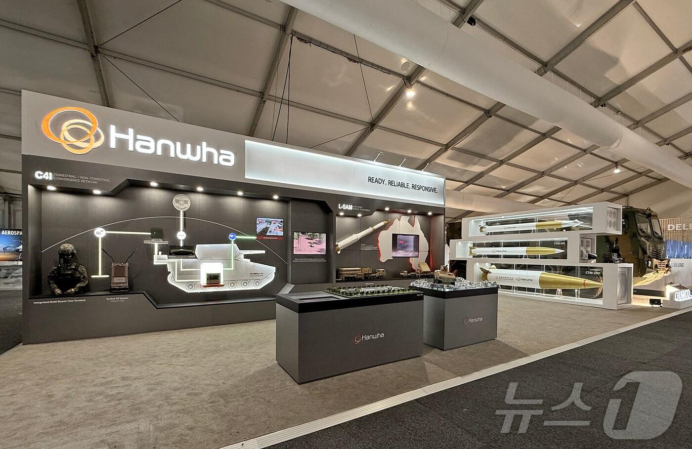 본문 이미지 - 호주 질롱 아발론 공항에서 열린 '아발론 에어쇼 2025'에 참여한 한화시스템·에어로스페이스 전시관.(한화시스템 제공) 