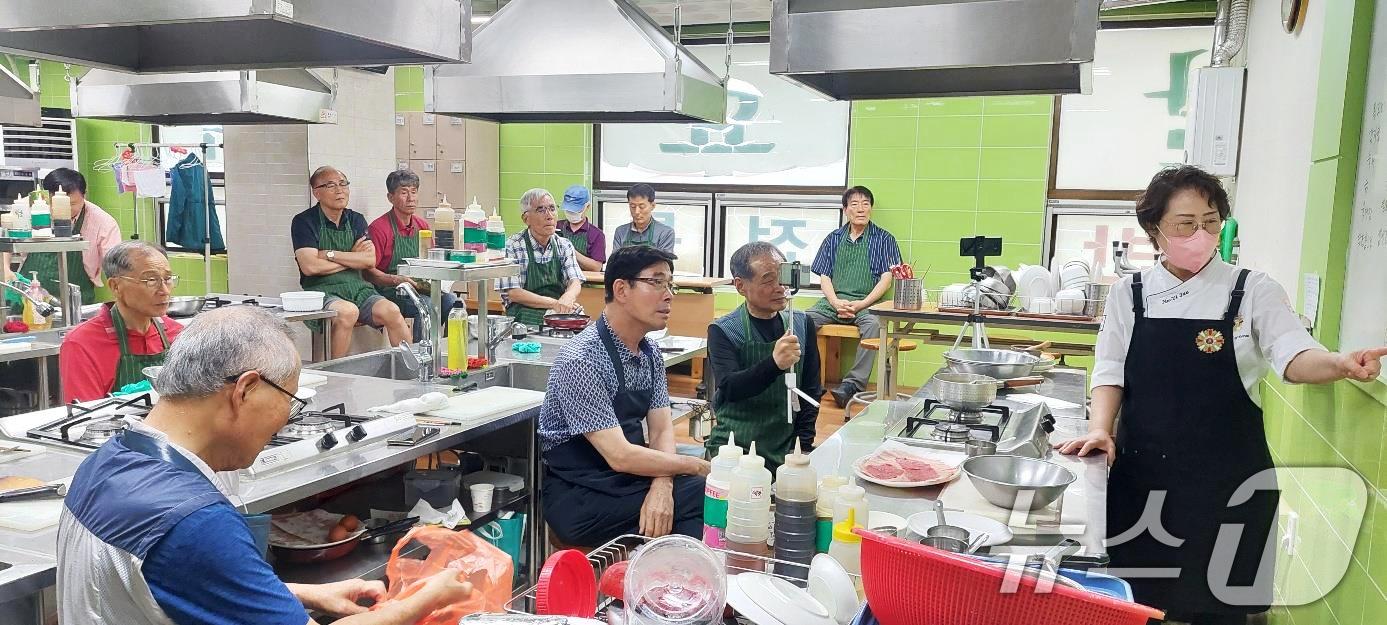 본문 이미지 - 광주시 양성평등기금 지원 사업 중 하나인 '요리하는 청춘' 모습.(광주시 제공. 재판매 및 DB 금지) 