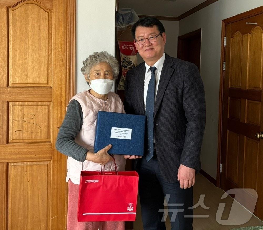 본문 이미지 - 서승일 대전보훈청장(오른쪽)이 지난 24일 천안함 피격사건 국가유공자인 고(故) 민평기 상사 어머니 윤청자 여사를 방문해 위문품을 전달하고 기념사진을 찍고 있다. (대전지방보훈청 제공. 재판매 및 DB금지) /뉴스1