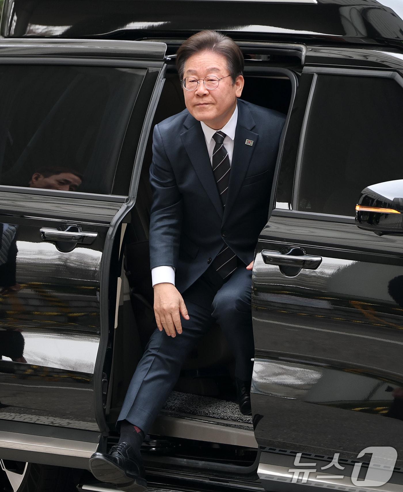 본문 이미지 - 이재명 더불어민주당 대표가 25일 오전 서울 서초구 서울중앙지방법원에서 열린 '대장동 배임·성남FC 뇌물' 관련 1심 공판에 출석하기 위해 차량에서 내리고 있다. 2025.3.25/뉴스1 ⓒ News1 오대일 기자