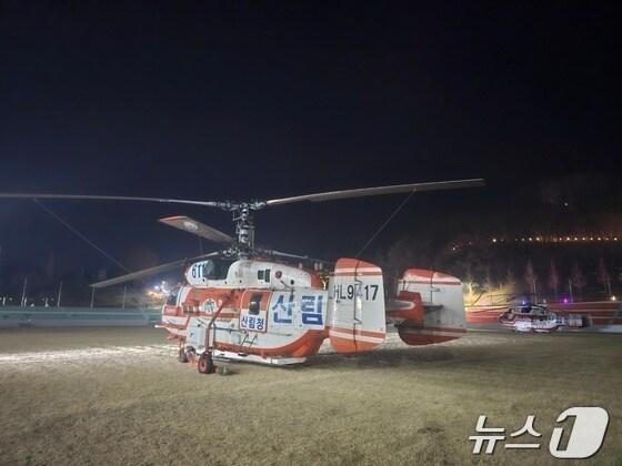 본문 이미지 - 25일 오전 경북 의성군민종합운동장에서 출동 대기 중인 산림청 대형 산불진화헬기