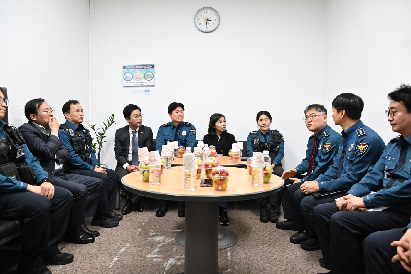 본문 이미지 - 천호지구대 경찰관 의견 청취 중인 최호정 의장(서울시의회 제공)