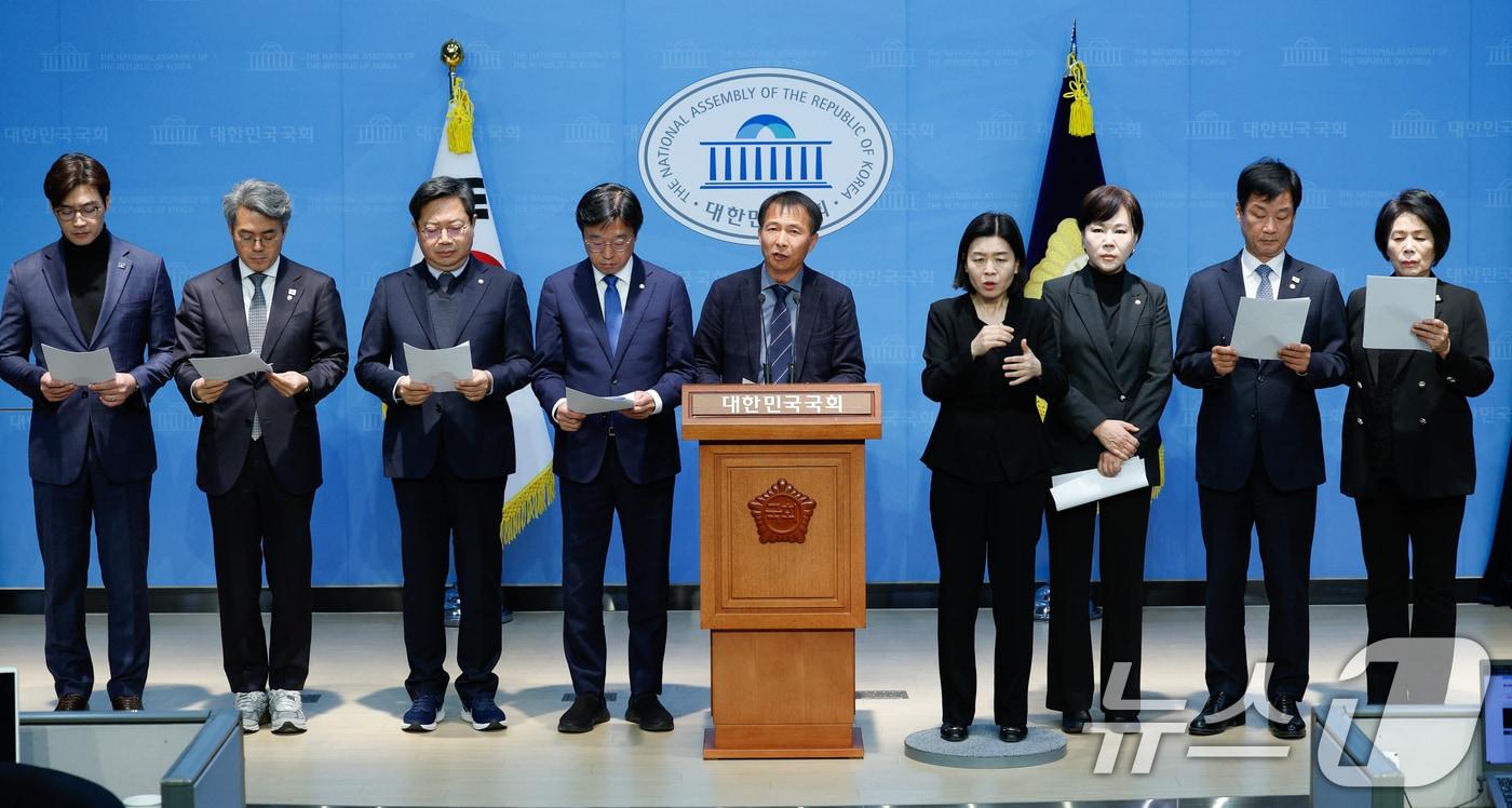 전현희 더불어민주당 사법정의실현 및 검찰독재대책위원회(사검독위) 위원장을 비롯한 위원들이 25일 서울 여의도 국회 소통관에서 재판부를 향해 이재명 대표 공직선거법 항소심에 대한 공정한 판결을 촉구하며 기자회견을 하고 있다. 왼쪽부터 한준호, 김기표, 김승원, 이용우, 송기호, 전현희, 박균택, 최민희. 2025.3.25/뉴스1 ⓒ News1 안은나 기자