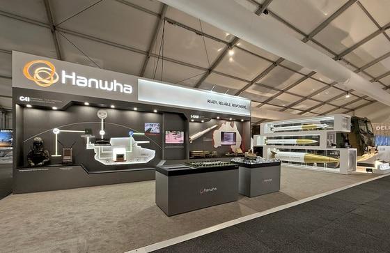 본문 이미지 - 한화시스템과 한화에어로스페이스는 25일부터 호주 아발론 공항에서 열리는 '아발론 에어쇼 2025'에 참가한다고 밝혔다. 사진은 '아발론 에어쇼 2025'에 참가한 한화시스템 부스. (한화시스템 제공. 재판매 및 DB 금지)2025.3.25/뉴스1