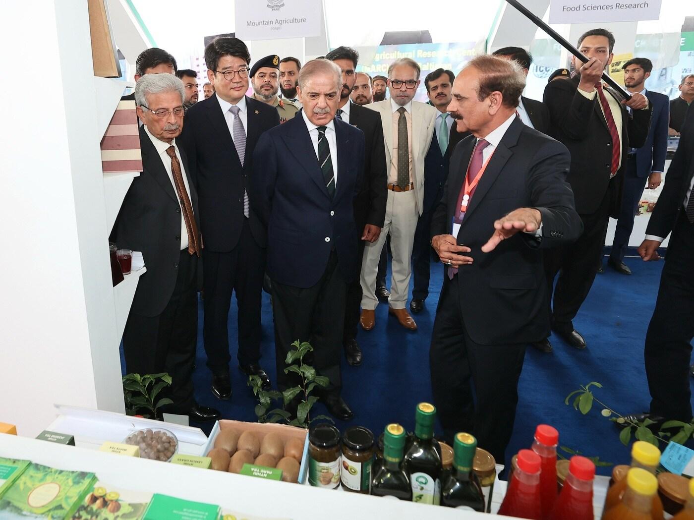 본문 이미지 - 셰바즈 샤리프 파키스탄 총리와 권재한 농촌진흥청장이 씨감자 종합 생산단지 현장을 시찰하고 있다. (농촌진흥청 제공) 2025.03.25 /뉴스1