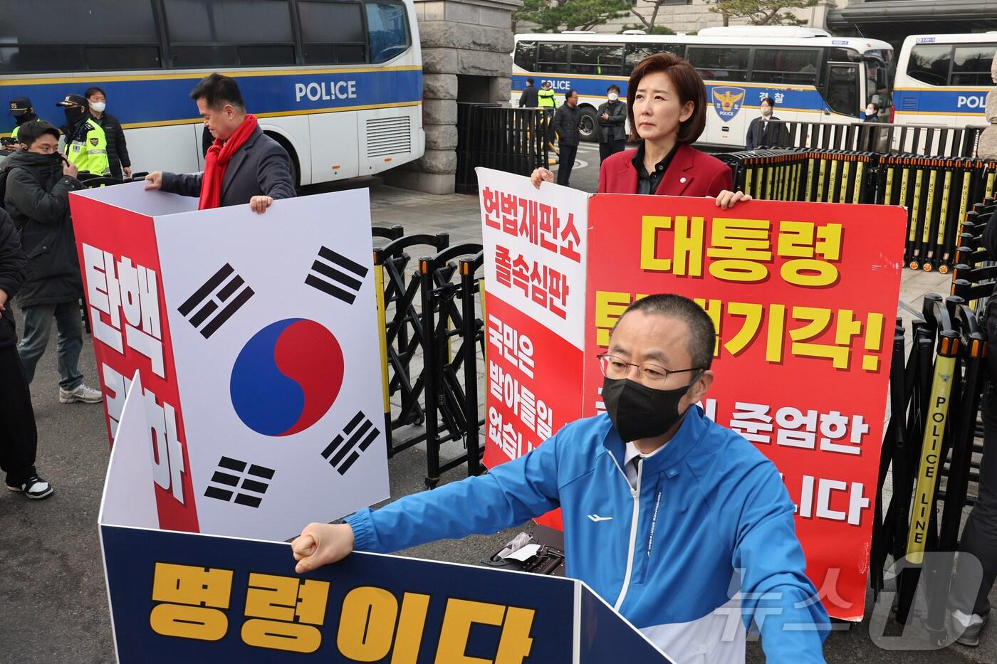 본문 이미지 - 25일 서울 종로구 헌법재판소 앞에서 박홍배 더불어민주당 의원과 나경원 국민의힘 의원 등이 윤석열 대통령 탄핵을 두고 1인 시위를 하는 모습. 2025.3.25/뉴스1 ⓒ News1 신웅수 기자