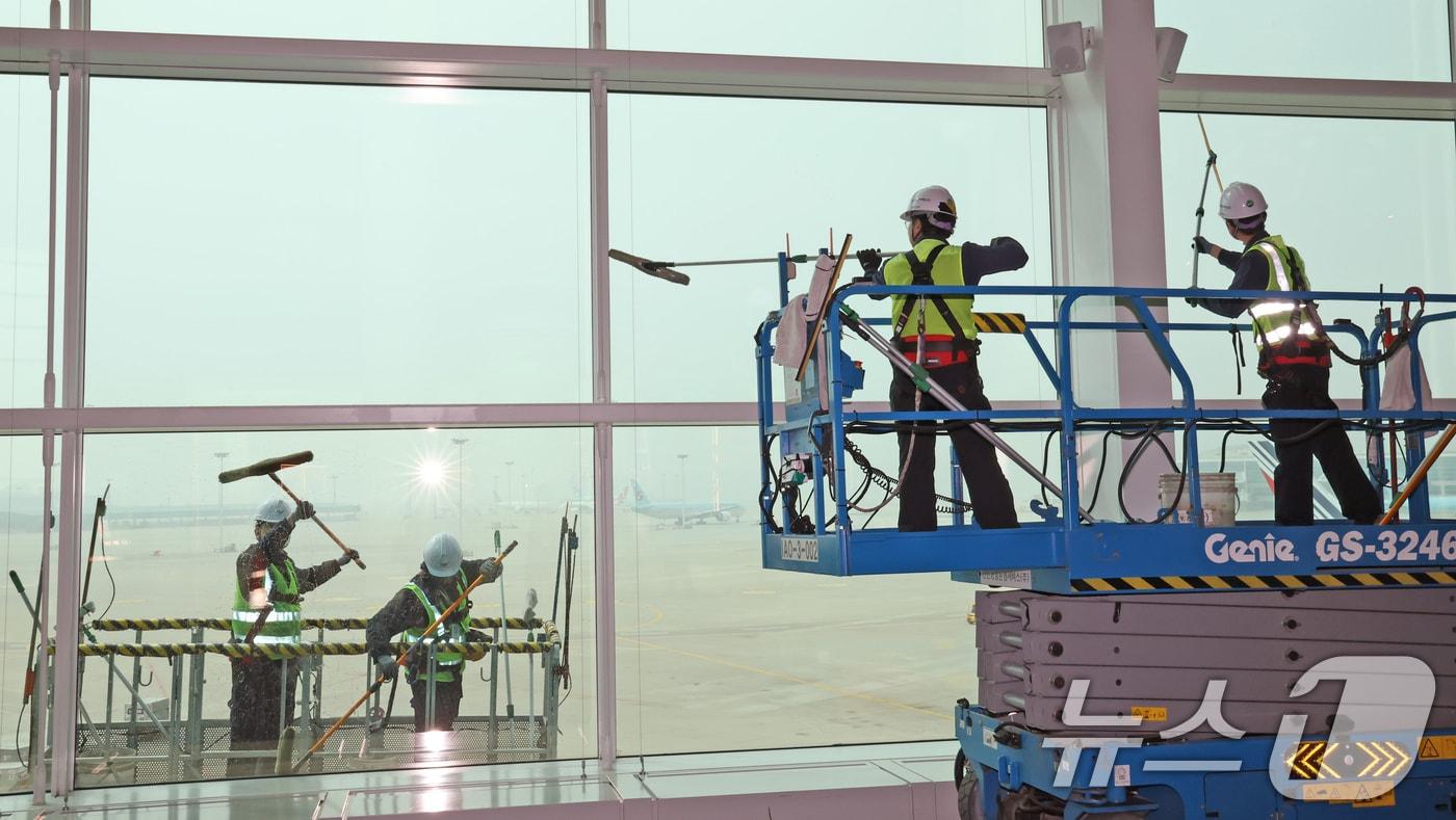 인천공항운영서비스 환경미화운영그룹 직원들이 25일 오전 인천국제공항 제2터미널에서 봄맞이 유리창 물청소를 하고 있다. 2025.3.25/뉴스1 ⓒ News1 장수영 기자