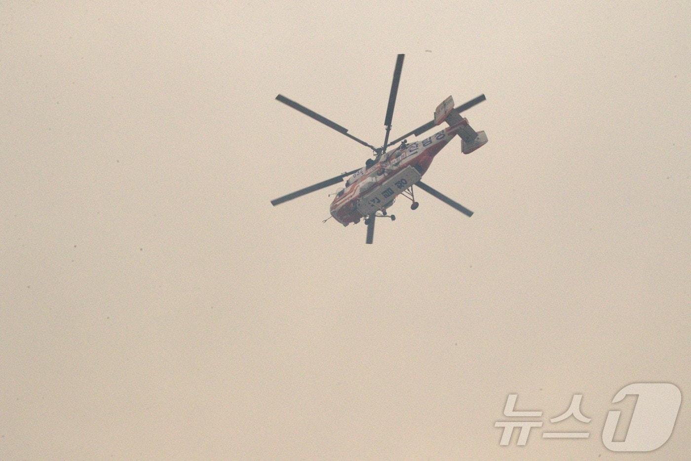 25일 연기가 자욱한 의성 산불 현장을 산림청 진화 헬기가 날아가고 있다.2025.3.25/뉴스1 신성훈 기자