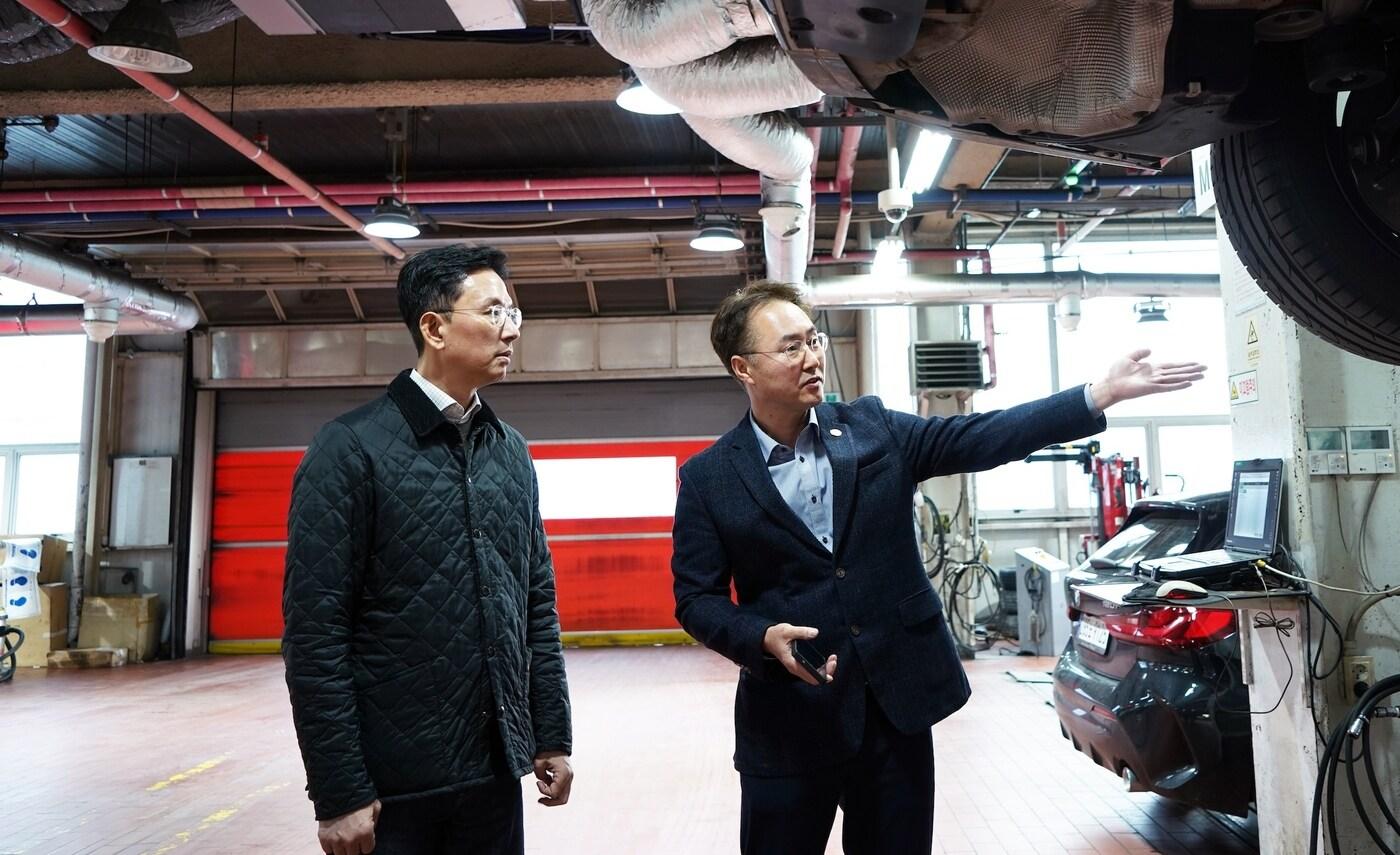 강이구 코오롱모빌리티그룹 자동차부문 대표가 19일 서울 마포구 소재 코오롱모터스 성산 서비스센터를 방문해 사업장을 점검하는 모습(코오롱모빌리티그룹 제공). 2025.03.19.