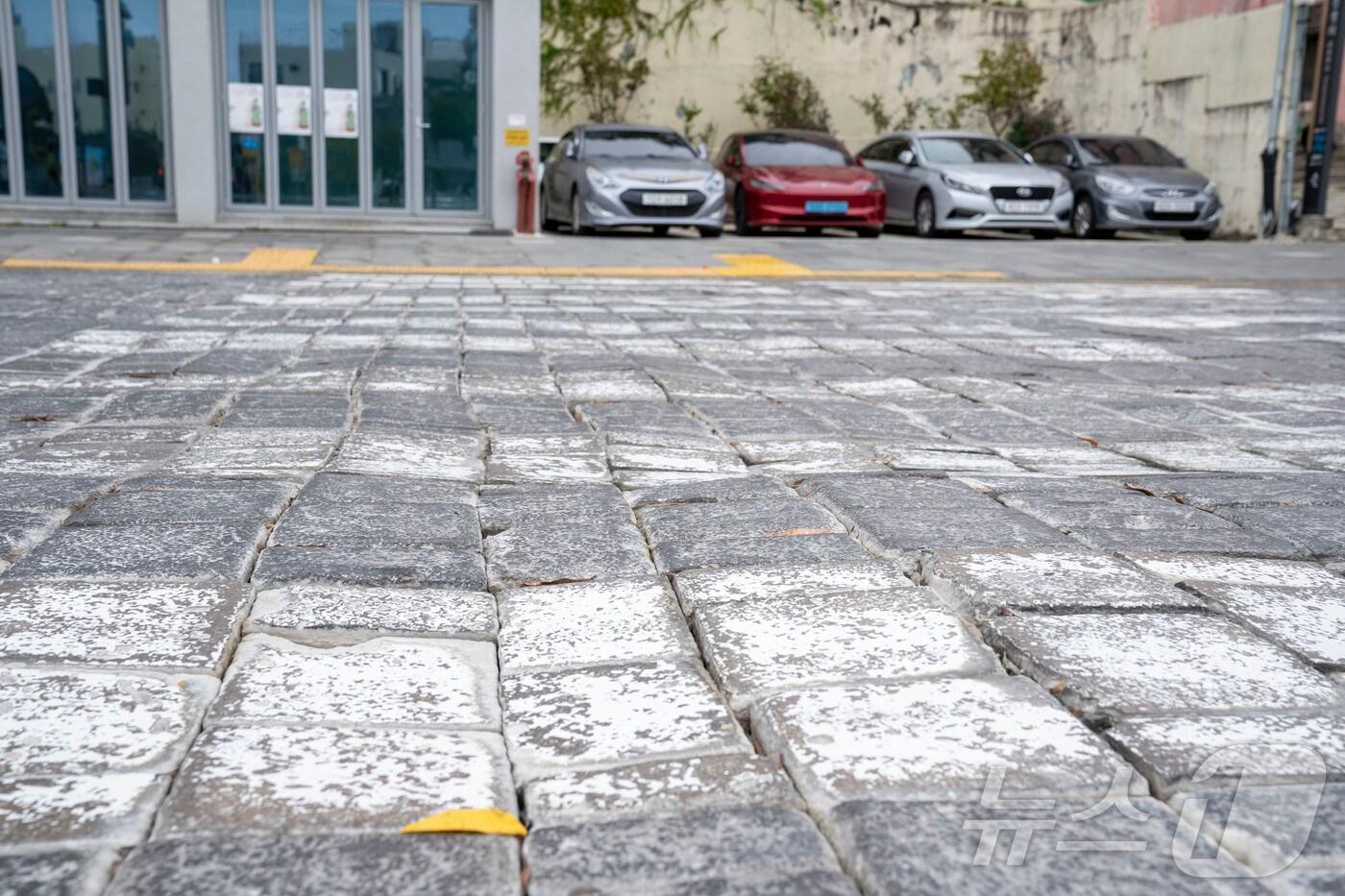 본문 이미지 -  제주시 산지로에 깔린 사괴석. 제주시는 대형 차량 통행 등으로 파손되면서 노면 충격과 분진 및 소음 발생 등으로 민원이 잇따르자 사괴석을 걷어내고 아스콘으로 재포장하기로 했다./뉴스1